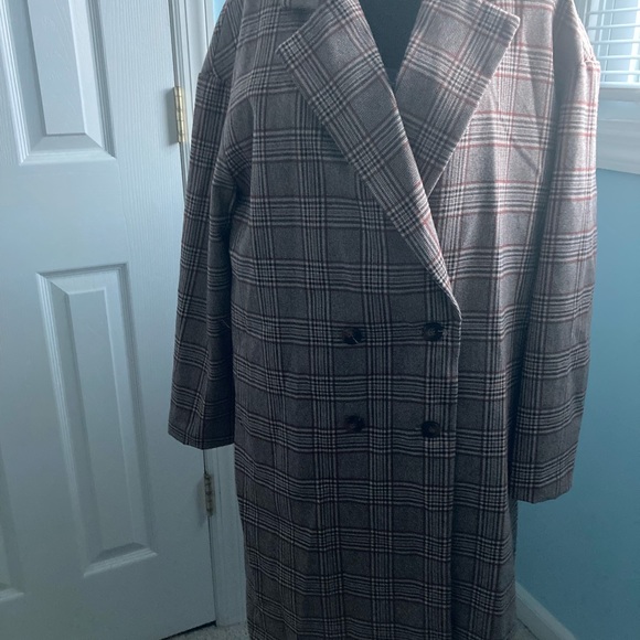 Double breasted plaid coat. - Picture 3 of 6